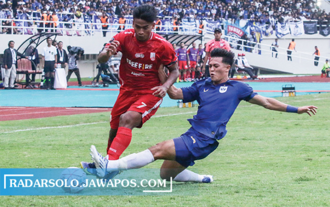 JATUH BANGUN: Winger Persis Solo Irfan Jauhari (kiri) dihadang pemain PSIS dalam lanjutan babak penyisihan Grup A Piala Presiden 2022 di Stadion Manahan, Selasa (21/6). (M. IHSAN/RADAR SOLO)