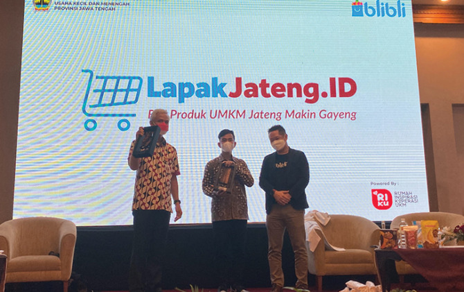 Gubernur Jateng Ganjar Pranowo (kiri) dan Wali Kota Solo Gibran Rakabuming Raka (tengah) saat peluncuran lapakjateng.id, laman khusus UMKM Jateng di Blibli.