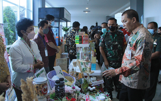 BANYAK STAN: Wakil Wali Kota Surakarta Teguh Prakosa hadiri pencanangan jamu, obat herbal terstandarisasi (OHT), fitofarmaka, dan sumber pangan lokal dalam rangka Bulan Pancasila di RSUD Bung Karno, Kamis (9/6). (HUMAS PEMKOT SURAKARTA FOR RADAR SOLO)