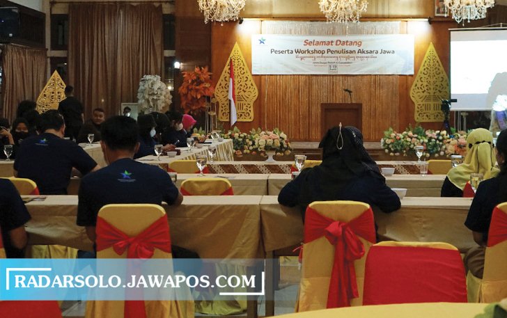 DENGARKAN MATERI: Workshop aksara Jawa yang diikuti generasi muda, Senin (6/6). (RUDI HARTONO/RADAR SOLO)
