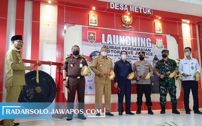 SIMBOLIS: Bupati Boyolali M. Said Hidayat bersama forkompimda pukul gong tanda dibukanya kampung Restorative Justice, Senin (27/6). (RAGIL LISTIYO/RADAR SOLO)