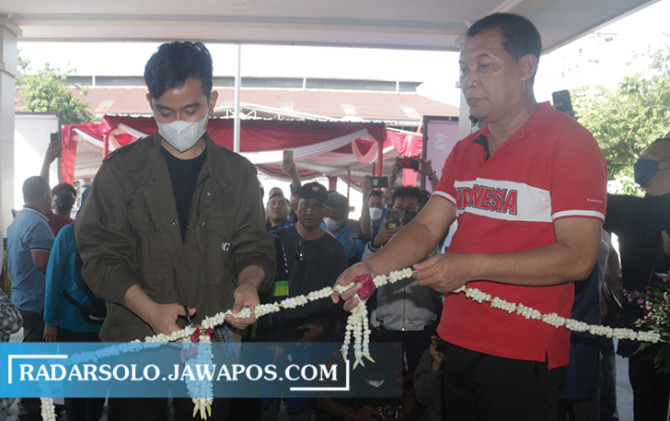 POTONG PITA: Peresmian gedung sekretariat bersama di Jalan Damar, Kepatihan Wetan, Kecamatan Jebres oleh Wali Kota-Wakil Wali Kota Surakarta Gibran Rakabuming Raka-Teguh Prakosa, Jumat (24/6). Fasilitas ini digunakan 20 ormas dan komunitas. (M. IHSAN/RADA