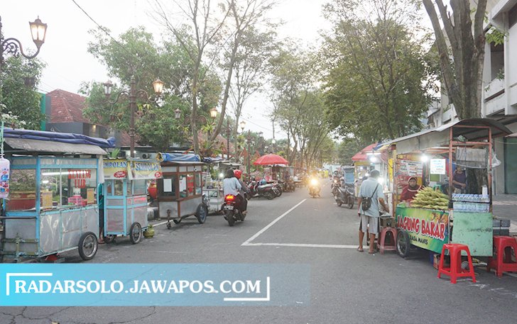 LOKASI BARU: Para PKL kuliner pindahan dari Alun-alun Klaten yang mulai berjualan di Jalan Bali, Kecamatan Klaten Tengah. (ANGGA PURENDA/RADAR SOLO)