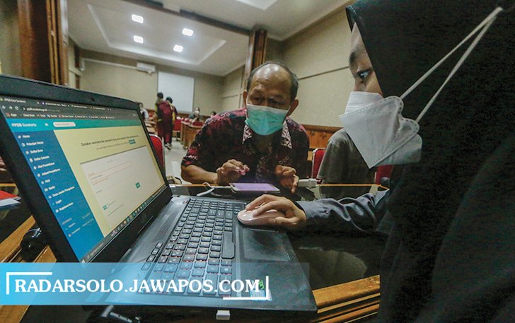 BINGUNG: Suasana posko aduan PPDB di Dinas Pendidikan Kota Surakarta, belum lama ini. (M. IHSAN/RADAR SOLO)