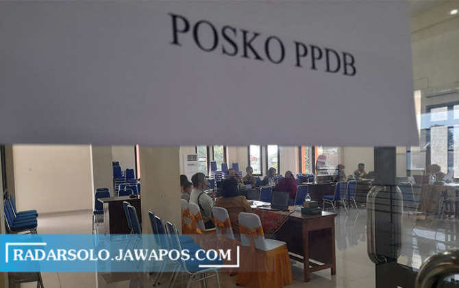 BANJIR ADUAN: Posko PPDB di kantor Disdikbud Karanganyar kedatangan orang tua murid. (RUDI HARTONO/RADAR SOLO)