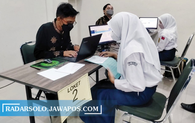 Suasana calon siswa mendaftar PPDB di SMK 4 Kota Surakarta, Kamis (17/6). (SEPTIAN REVINDA/RADAR SOLO)