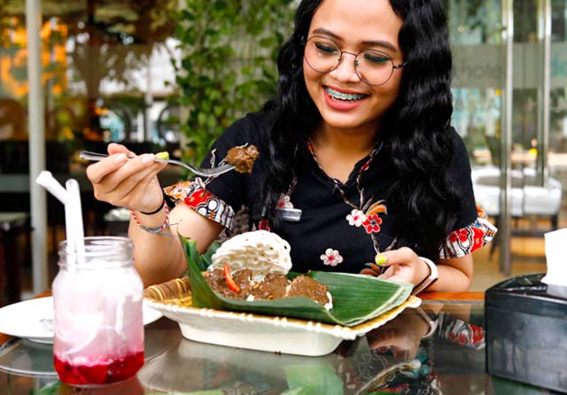 BIKIN NGILER: Veronica menikmati sepiring rujak cingur untuk makan siang. (Puguh Sujiatmiko/Jawa Pos)
