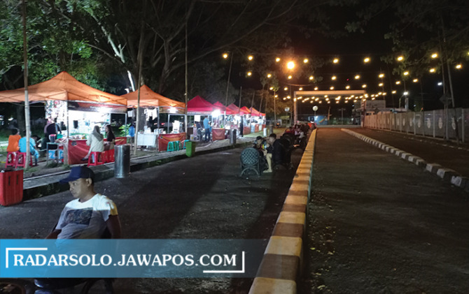 TEMPAT SANTAI; Pengunjung menikmati suasana malam di Kumalagiri sisi selatan Terminal Giri Adipura, Rabu (1/6) malam. (IWAN ADI LUHUNG/RADAR SOLO)