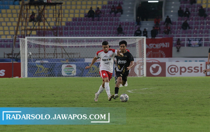 SEPI: Tribun Stadion Manahan sepi penonton, saat Persis Solo melawan Dewa United, Jumat (24/6).  (M. IHSAN/RADAR SOLO)