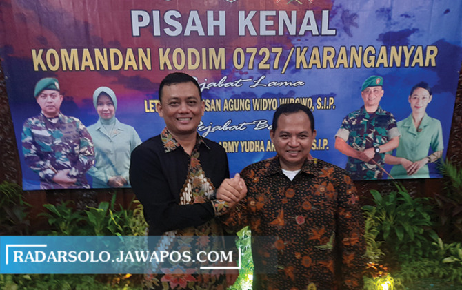 SALAM KOMANDO: Komandan Kodim 0727/Karanganyar Letkol Inf Andri Army Yudha Ardhitama (kiri). (RUDI HARTONO/RADAR SOLO)