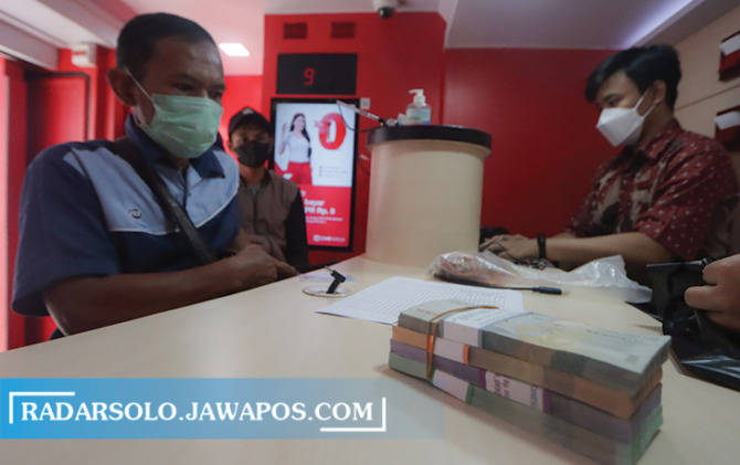 GRES: Layanan perbankan jelang Idul Fitri lalu. Menyimpan uang di bank lebih aman dengan jaminan LPS. (M. IHSAN/RADAR SOLO)