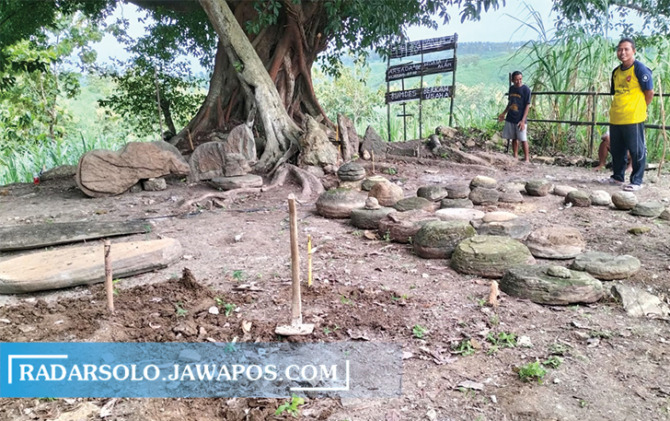 TERUS DITELITI: Sejumlah batu berbentuk bulat dan pipih mirip gamelan di Situs Kandang Wayang, Desa/Kecamatan Jenar, Sragen. (AHMAD KHAIRUDIN/RADAR SOLO)