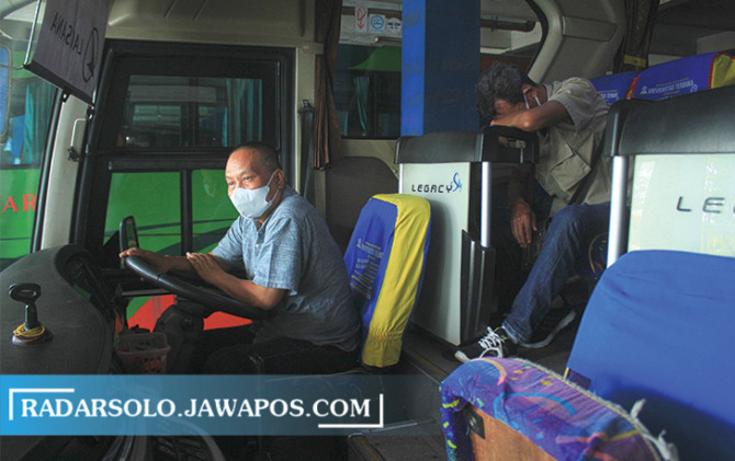 BUTUH ISTIRAHAT: Sopir bus umum tengah menunggu penumpang di Terminal Tirtonadi. (RADAR SOLO PHOTO)