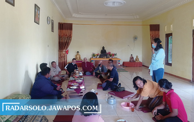 SALING MENGHORMATI: Sejumlah tokoh agama setempat berkumpul di vihara. (IWAN ADI LUHUNG/RADAR SOLO)