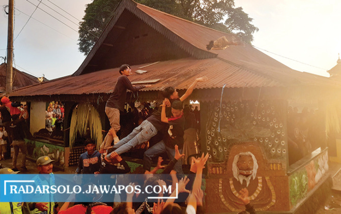 MERIAH: Masyarakat berebut ayam yang dilepas di acara Mondosiyo di Pancot, Kalisoro, Tawangmangu, kemarin. Inset penyerahan sertifikat dari kemendikbud. (RUDI HARTONO/RADAR SOLO)