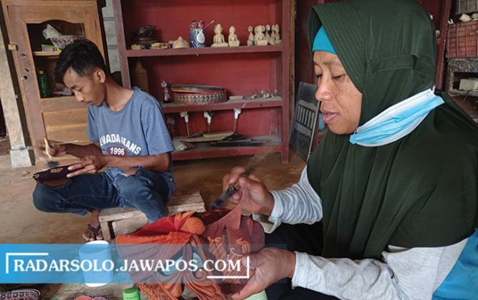 BANGKIT LAGI: Perajin topeng batik di Gunung Kidul, DIJ yang mendapat pendampingan dari UNS. (SEPTINA FADIA PUTRI/RADAR SOLO)