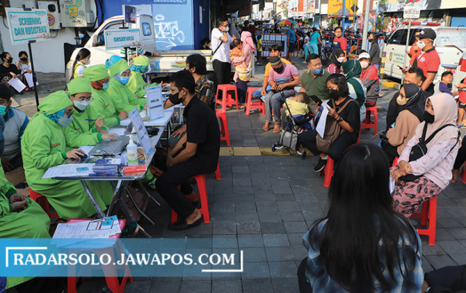 DIBANJIRI PEMINAT: Suasana kegiatan vaksinasi yang digelar bersamaan dengan event Car Free Day di Jalan Slamet Riyadi, Minggu (12/6). (ARIEF BUDIMAN/RADAR SOLO)
