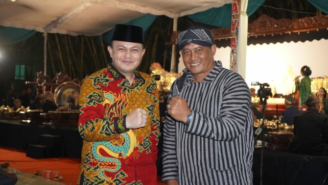 Komandan Grup-2 Kopassus Kolonel Inf Sabdono Budi Wiryanto (kanan) bersama Setiawan, ketua AD 1 PM Indonesia