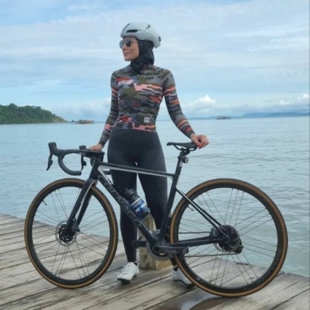 Wulan Guritno berfoto di sela mengikuti Tour de Aceh 2022 (Instagram Wulan Guritno)