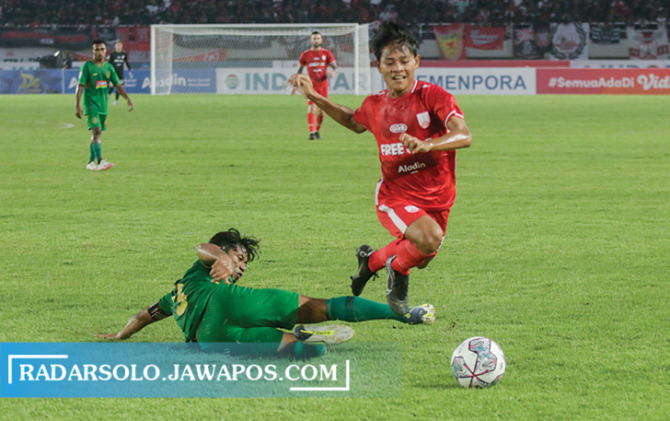 GOCEKAN MAUT: Akselerasi gelandang Persis Solo Zanadin Faris (kanan) harus dijatuhkan pemain PSS Sleman di Stadion Manahan, dalam laga pembuka Grup A Piala Presiden, Sabtu (11/6).  (M. IHSAN/RADAR SOLO)