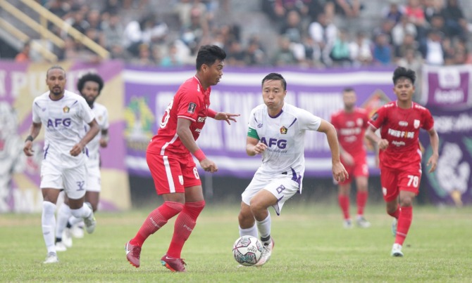 gelandang Persis Solo Alfath Fathier (kiri) berebut bola dengan bek Persik Kediri Arthur Irawan di laga uji coba di Stadion Wilis Madiun, Minggu sore (17/7). (OFFICIAL PERSIS SOLO FOR RADAR SOLO)