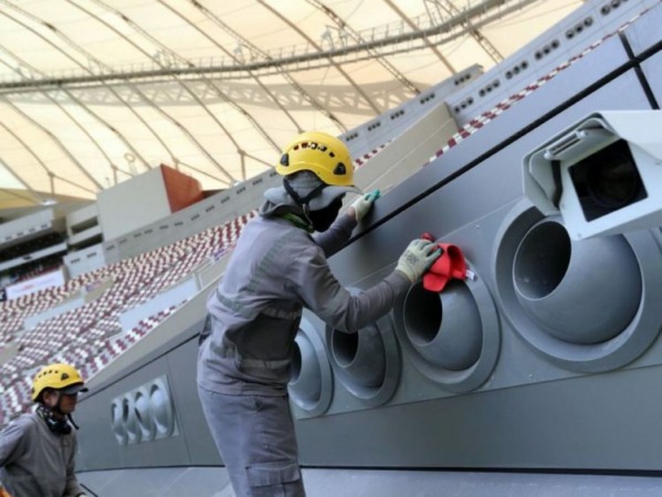 Petugas membersihkan mesin pendingin bertenaga surya di salah satu venue Piala Dunia 2022, Khalifa International Stadium. Delapan venue Piala Dunia 2022 menggunakan mesin pendingin tersebut. (PA IMAGES )