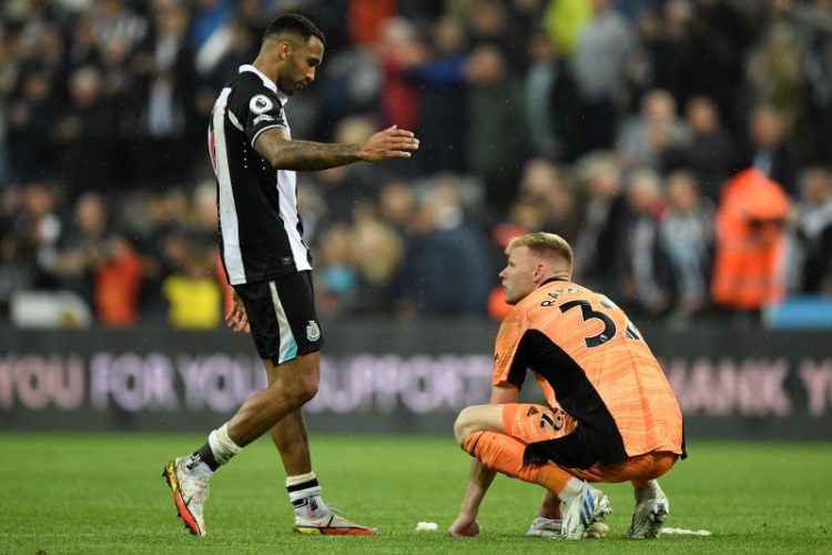 Striker Newcastle United Callum Wilson berusaha menenangkan kiper Arsenal Aaron Ramsdale di St James’ Park (17/5). (OLI SCARFF/AFP )
