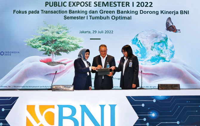 Direktur Utama BNI Royke Tumilaar (tengah), Wakil Direktur Utama BNI Adi Sulistyowati (kiri) dan Direktur Keuangan BNI Novita Widya Anggraini dalam paparan public expose BNI Semester I 2022, di Jakarta, Jumat (29/7).