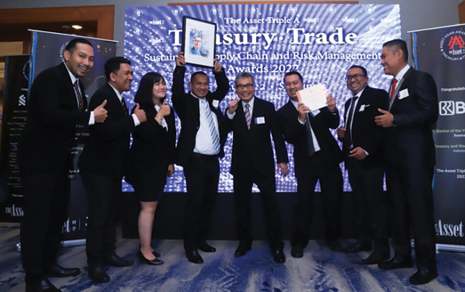 Direktur Utama BRI Sunarso mengajak pekerja-pekerja BRI berprestasi di daerah untuk menerima penghargaan bertaraf internasional dari The Asset Triple A di Singapura.