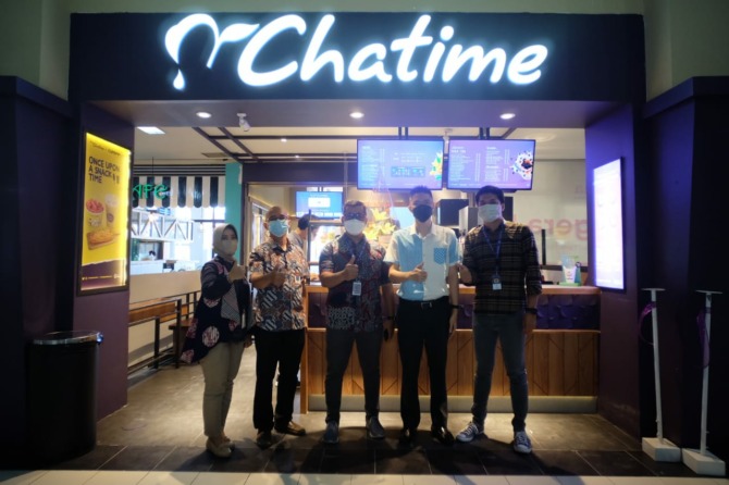 COZZY: Pengunjung padati tenant Chatime di Palur Plasa, Kamis (7/7). (ISTIMEWA)