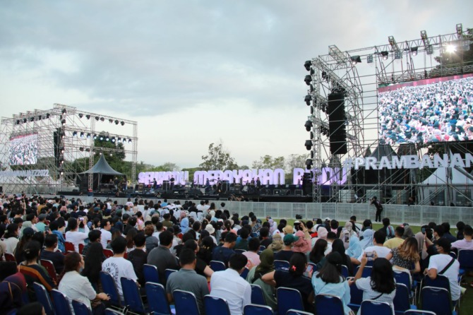 BERGAIRAH: Event Prambanan Jazz di kompleks Taman Wisata Candi Prambanan, Klaten menampilkan penyanyi ternama belum lama ini. (ISTIMEWA)