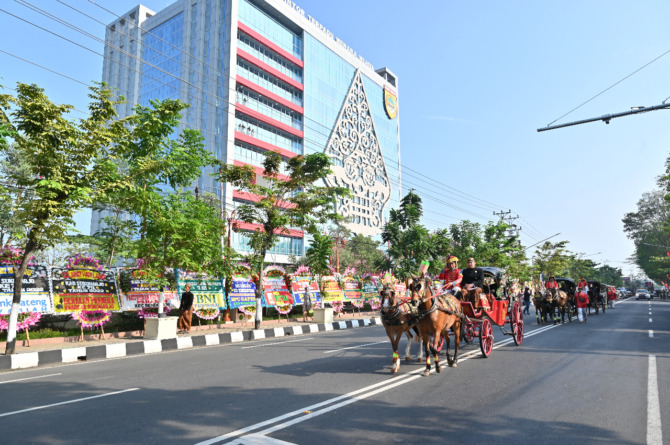 MERIAH: Kirab kereta kencana dari halaman kantor Setda Sukoharjo menuju gedung DPRD setempat, Jumat (15/7). (ISTIMEWA)