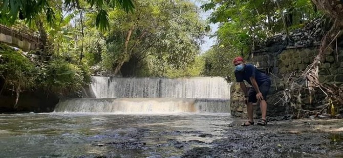 MASIH BERFUNGSI: Kanal Baki yang membentang dari Gatak hingga Grogol, Sukoharjo dulunya diandalkan untuk pengairan kebun tebu, tembakau hingga nila di era penjajahan Belanda. (IWAN KAWUL/RADAR SOLO)