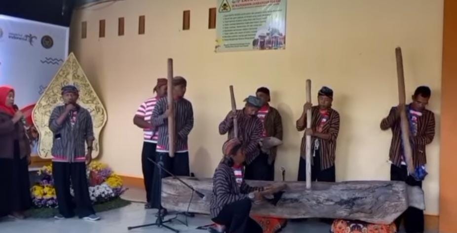 UNIK: Kesenian lesung asli Desa Kaliwedi, Kecamatan Gondang saat ditampilkan di event Barekraf, pekan lalu. Sayangnya, potensi ini kurang dilirik. (AHMAD KHAIRUDIN/RADAR SOLO)
