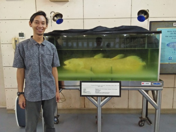 DIAWETKAN: Rikho Jerikho bersama latimeria menadoensis di Museum Zoologi Bogor beberapa tahun lalu.