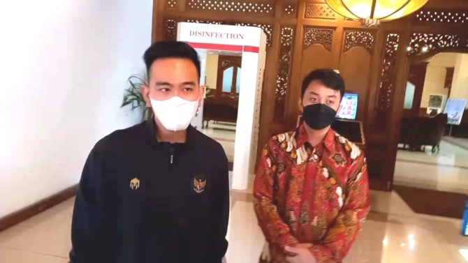 Putra Mahkota Keraton Kasunanan Surakarta Hadiningrat Gusti Purboyo saat bertemu dengan Wali Kota Surakarta Gibran Rakabuming Raka, Selasa (26/7). (SILVESTER KURNIAWAN/RADAR SOLO)