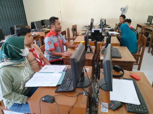 SEMPAT WASWAS: Calon murid baru bersama orang tuanya memperbaiki titik koordinat domisili di SMKN 1 Puhpelem Jumat (1/7). (ISTIMEWA)