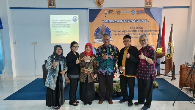 PAKAR: Zakaria Hamid dari Universiti Kuala Lumpur Malaysia (empat dari kiri) di Kampus STMIK Sinar Nusantara, kemarin. (ISTIMEWA)