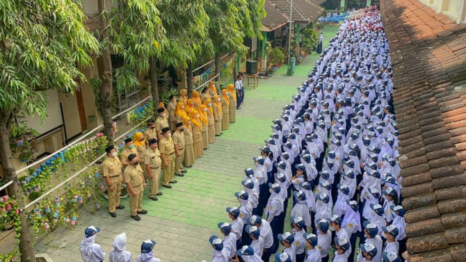 Proses upacara di salah satu SMP di Kabupaten Sukoharjo. Penarikan buku PPKN kelas VII tunggu pusat. (IWAN KAWUL/RADAR SOLO)