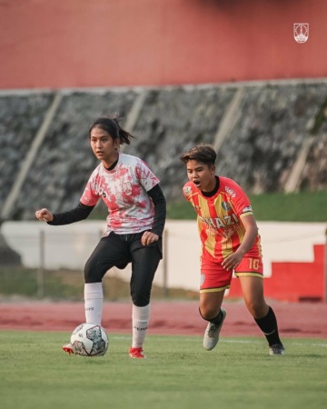 TULANG PUNGGUNG: Pemain Persis Women Ayu Lidya (kiri) coba dihadang penggawa Porda Sleman, dalam ekshibisi di Stadion UNS, Jumat sore (1/7). (OFICIAL PERSIS SOLO)