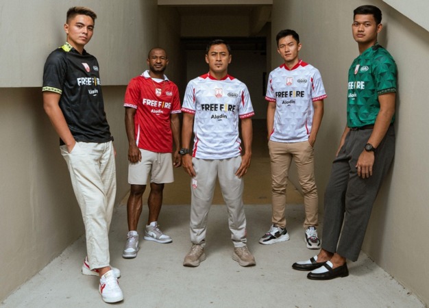 ELEGAN: Lima pemain Persis Solo Gianluca Pandeynuwu, Andri Ibo, Samsul Arif, Sutanto Tan dan M. Riyandi memamerkan jersey baru Persis di Liga 1 2022/2023. (PERSIS SOLO OFFICIAL)