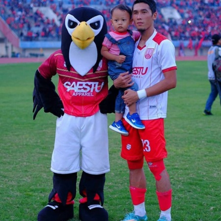 TINGGAL KENANGAN: Juna (kiri) berfoto bersama kapten Persis Solo musim 2018 M. Wahyu di Stadion Manahan. (ISTIMEWA)