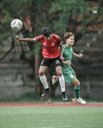 TALENTA MUDA: Arkhan Kaka (kiri) dalam uji coba di Stadion UNS, belum lama ini. Dia dipanggil TC Timnas U-16 di Jogja. (PERSIS SOLO OFFICIAL)
