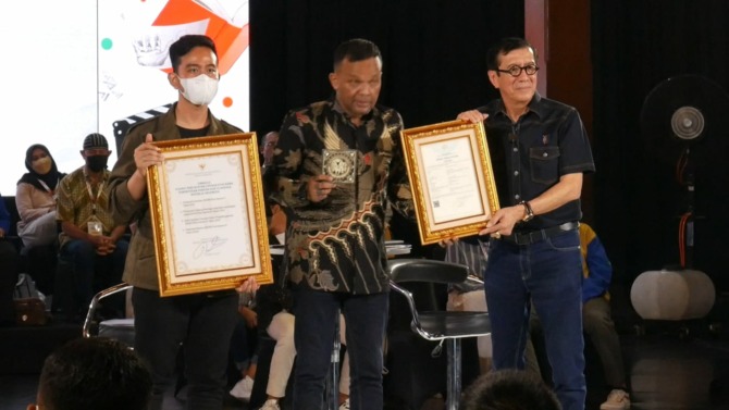Vokalis band TWCS Zoelham (tengah) mendapatkan pengakuan lagu ciptaannya berjudul Satu Jiwa diakui oleh Kemenkumham. (ANTONIUS CHRISTIAN/RADAR SOLO)