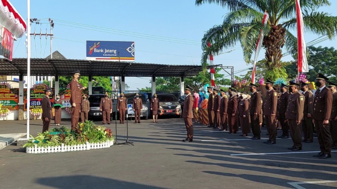 KHIDMAT: Upacara Hari Adhyaksa di kantor Kejari Karanganyar, Jumat (22/7). (RUDI HARTONO/RADAR SOLO)