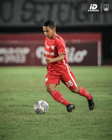 TALENTA MUDA: Pemain Persis Solo asal Sukoharjo Yulius Pamungkas saat tampil melawan Persita Tangerang di Stadion Manahan, Senin (27/6). (OFICIAL PERSIS SOLO)