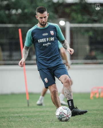 LATIHAN RUTIN: Legiun asing Persis Solo asal Australia Aaron Evans berlatih bersama rekan-rekannya di Lapangan Sriwaru, belum lama ini. (OFFICIAL PERSIS SOLO)