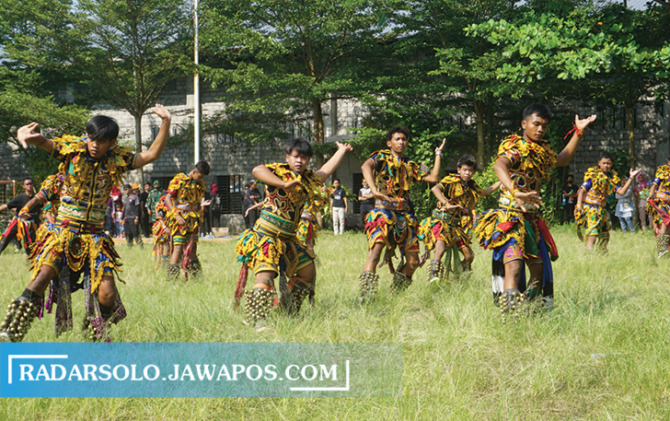NGURI-URI BUDAYA: Penari gedruk tampil di Lapangan Desa Krajan, Jatinom, meriahkan Hari Jadi Ke-218 Kabupaten Klaten. (ANGGA PURENDA/RADAR SOLO)