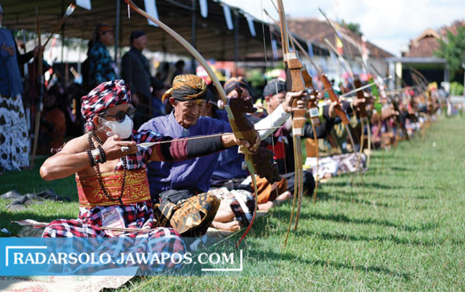 BERSEMANGAT: Sejumlah peserta Gladhen Ageng Jemparingan di Lapangan Kalibajing, Desa Pakahan, Kecamatan Jogonalan, Klaten. (ANGGA PURENDA/RADAR SOLO)