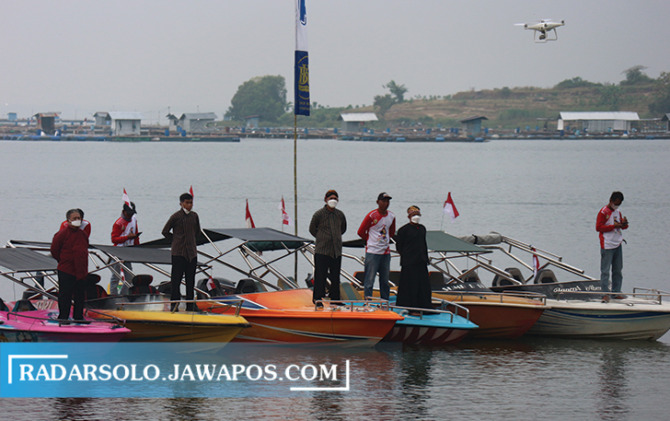 IKON WISATA: Pengelola perahu wisata di Waduk Gajah Mungkur ikuti upacara Hari Jadi Ke-281 Wonogiri, Kamis (19/5) lalu. (IWAN ADI LUHUNG/RADAR SOLO)